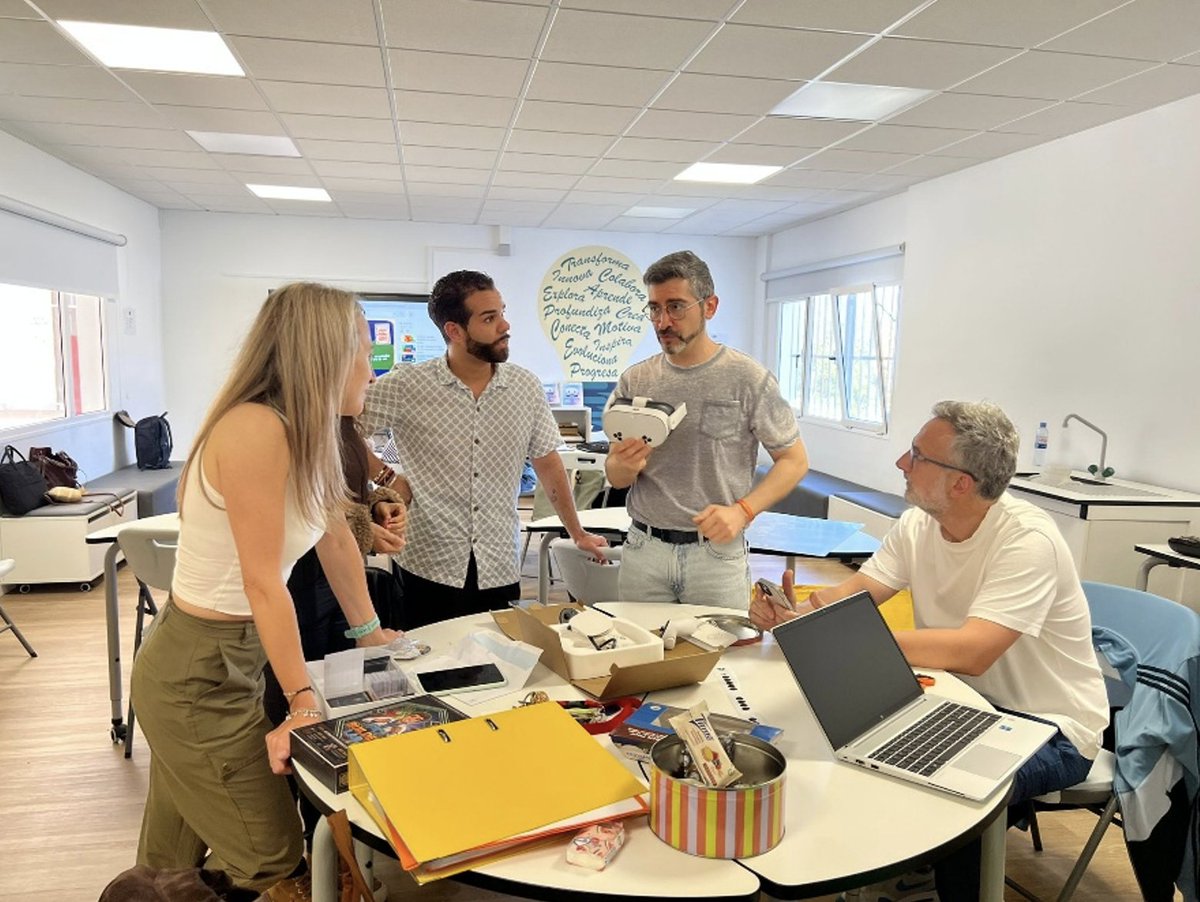 Ies_GPrieto's tweet photo. ✨ Docentes de Servicios Socioculturales y a la Comunidad del proyecto “Aprender creando, aprender jugando” han viajado al IES Teguise para avanzar en el diseño y pruebas de Juegos Serios y conocer el aula ATECA.

🚀 El proyecto sigue avanzando.

#innovacionCLM #CofinanciadoEU https://t.co/1mGoQJzebA