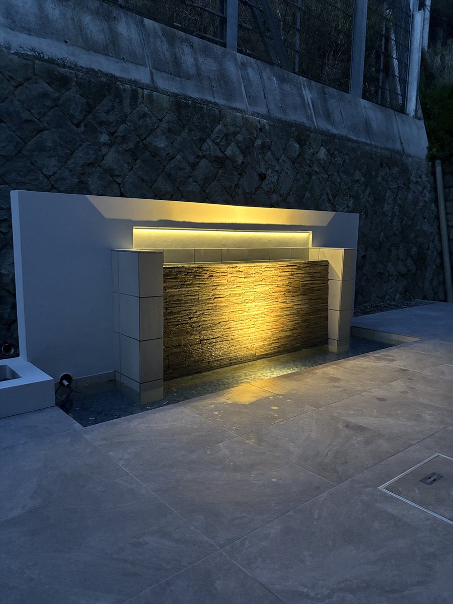 Inase_Garden's tweet photo. お疲れ様です

神戸市　長田区の新築外構工事

完工しました

600角タイルに壁泉
ライトアップも綺麗です^_^ https://t.co/R44JGa4i1U