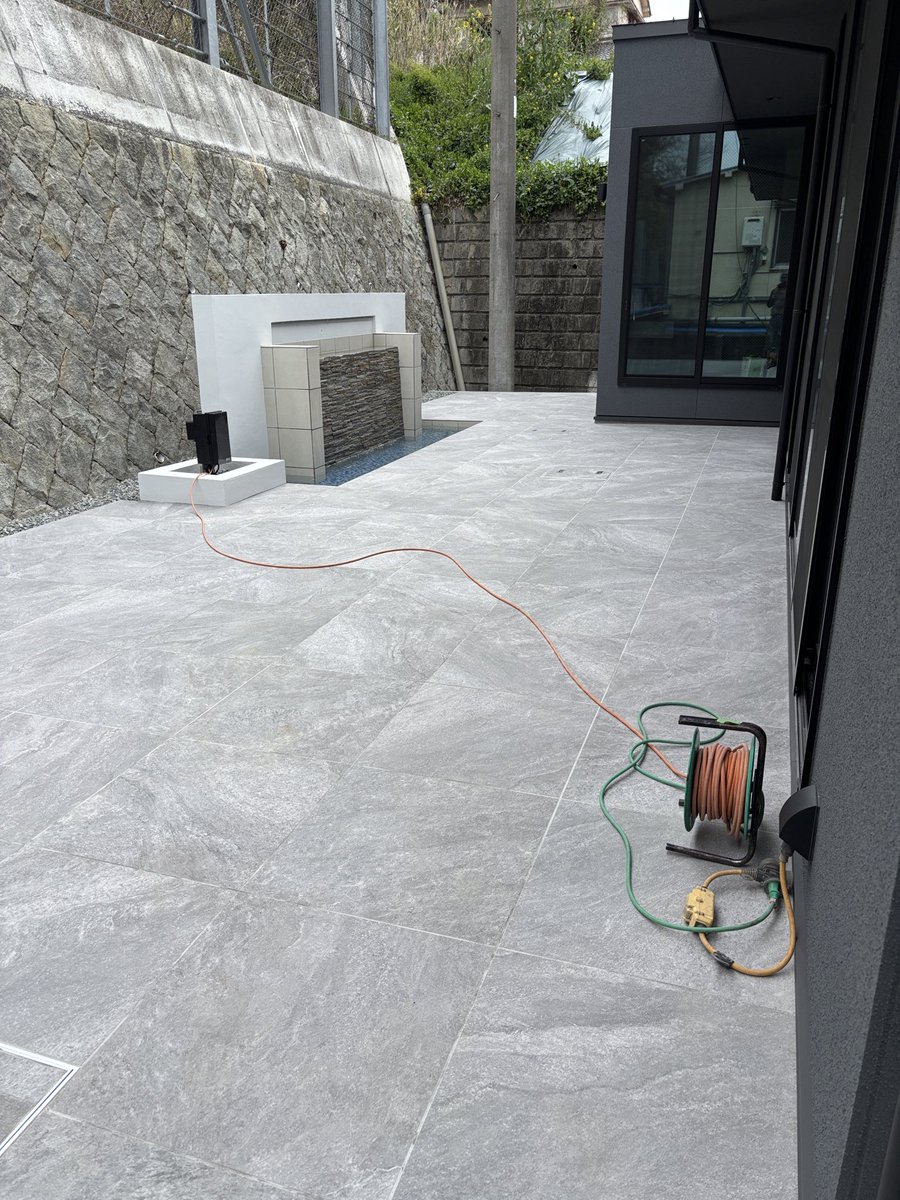 Inase_Garden's tweet photo. お疲れ様です

神戸市　長田区の新築外構工事

完工しました

600角タイルに壁泉
ライトアップも綺麗です^_^ https://t.co/R44JGa4i1U