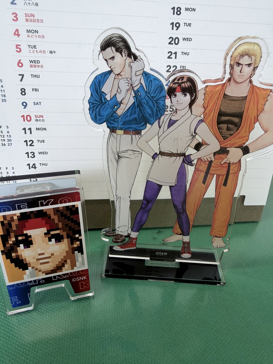 horiekaori's tweet photo. 春から携わっている新しい仕事先に、SNKのゲームをやっていたという方がっ！

GW明けに職場に行ったらこんなものがデスクに‼️
アクスタとかあるんですね！
その方からのサプライズ〜。
ありがとうございます。
私のデスクが賑やかになりました♪
#SNK #ユリ・サカザキ https://t.co/EVLAY2jk1u