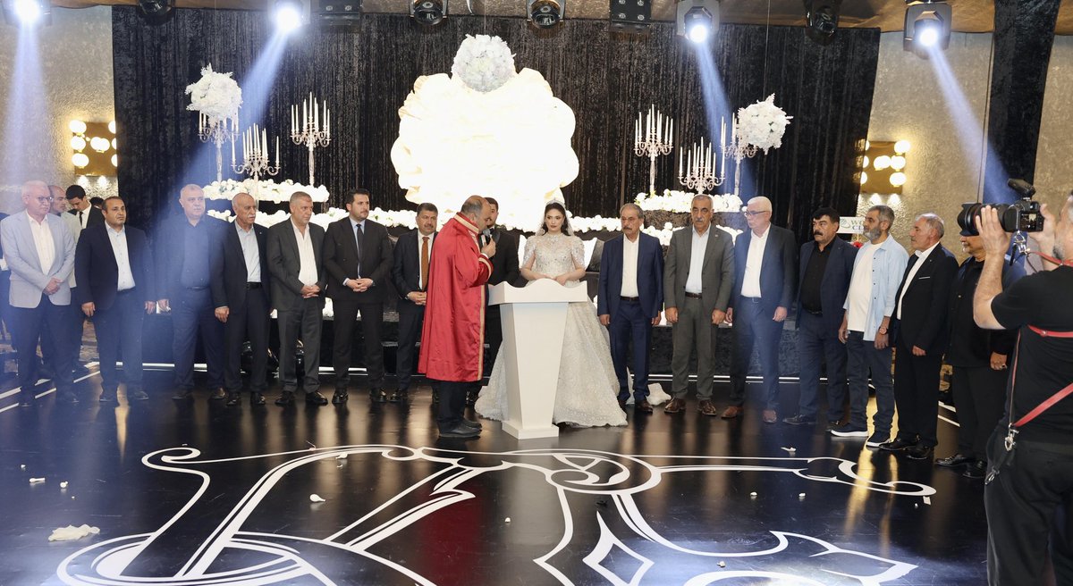 sezaicanbek's tweet photo. Ökten ve Cantosun Ailesinin bu müstesna birlikteliğine şahitlik etmekten memnuniyet duyduk. Cenab-ı Hak’tan niyazımız; genç çiftimizin muhabbetlerini daim, hanelerini huzur ve bereket menzili eylemesidir.
Akdedilen bu hayırlı birlikteliğin, karşılıklı hürmet, sadakat ve rahmet iklimi içerisinde iki cihan saadetine vesile olmasını temenni ediyoruz.