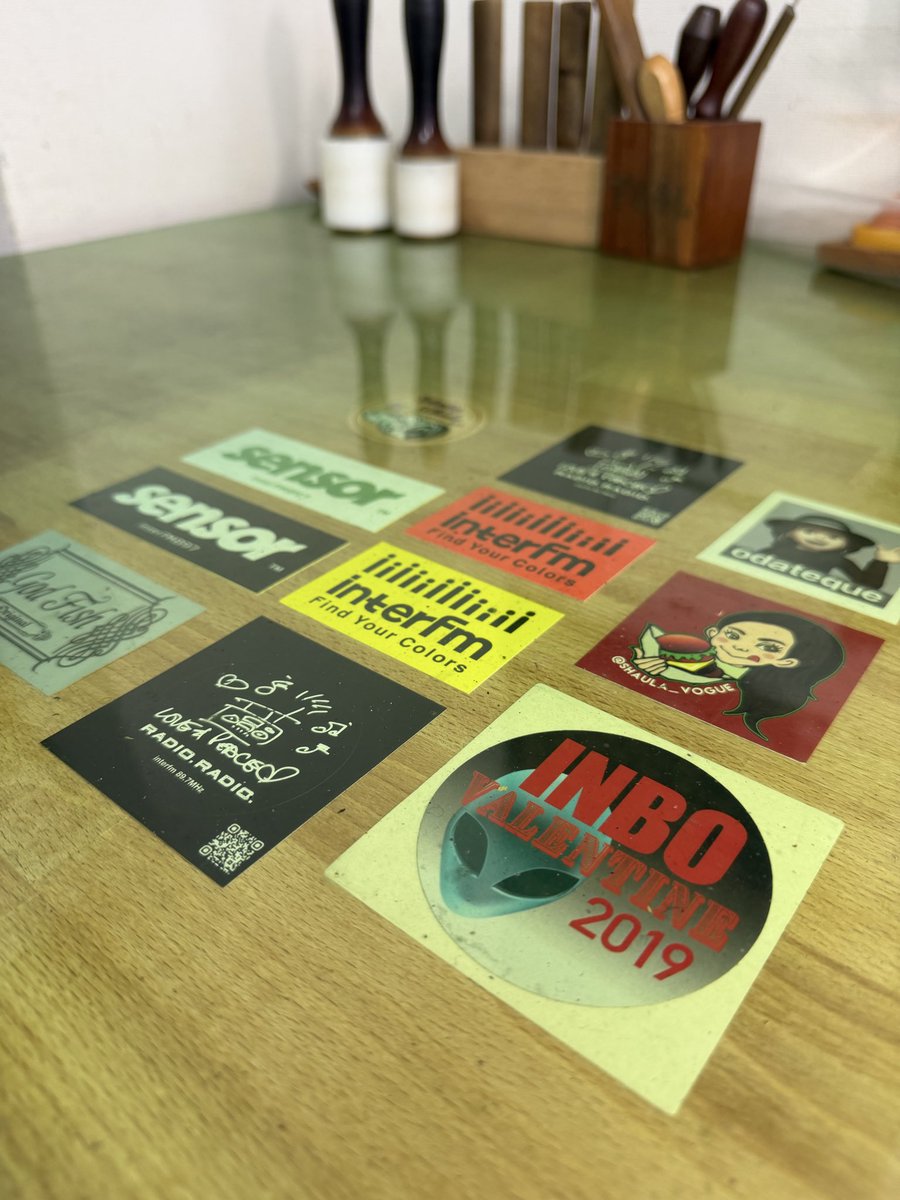 godfish_leather's tweet photo. ジョージさんの選曲　
仕事の最後に上がるな〜！

そして、ステッカー届きましたよ♪
作業台のステッカーコレクションに加わりました😆
ありがとうございます。

 #radioradio https://t.co/JrBvidiMVt
