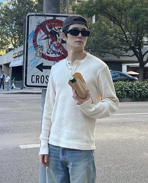 ま、そういうことで、ヘンリーネックTの似合う男が好きですねん。