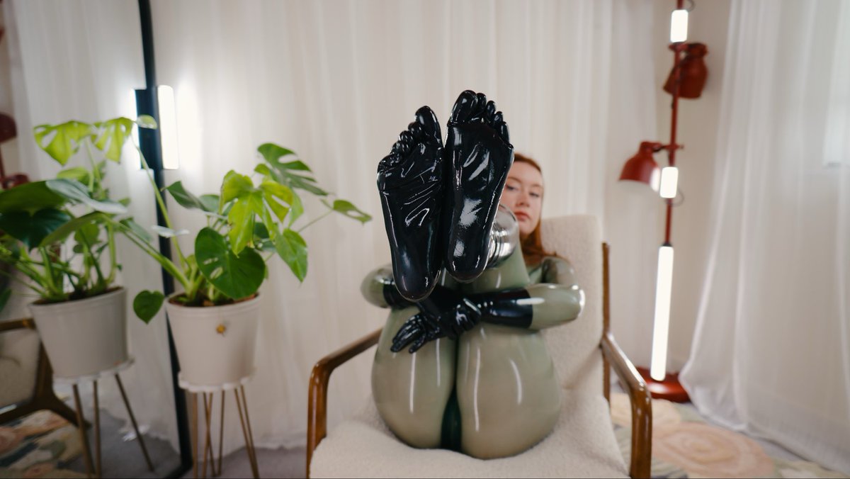 Marieoncamera's tweet photo. Lick my latex feet https://t.co/mi56d5v0EQ