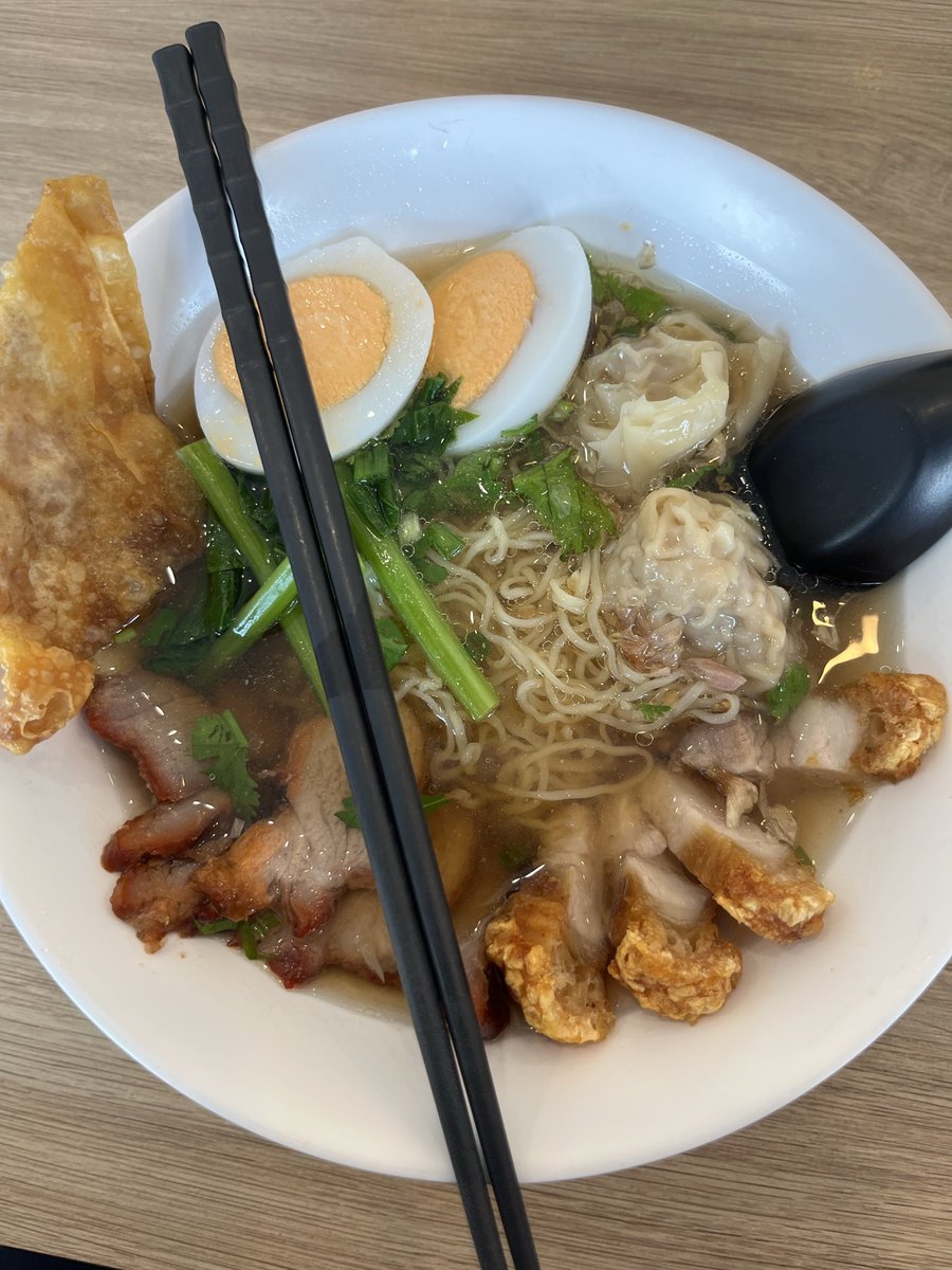 เรื่องดี ๆ ในวันนี้ บะหมี่ 89 บาท ที่มีไข่ต้มมีเกี๊ยวมีหมูกรอบมีหมูแดง เกี๊ยวกรอบเป็นไส้หมูสับด้วย เริ่ดเลยล่ะะะะ