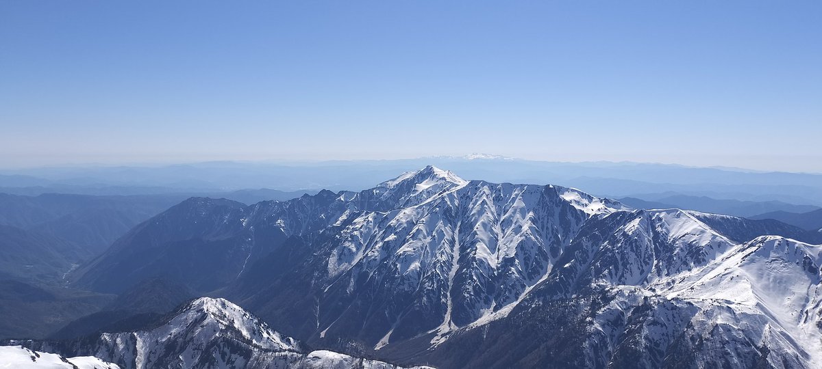 tk4h1ra1's tweet photo. 2026.05.04-06 槍ヶ岳
① 槍の山頂から穂高・乗鞍（5/5）
② 槍の山頂から笠ヶ岳・白山（5/5）
③ 槍の肩から御来光（5/6）
④ 槍の肩から夜明けの裏銀座（5/6）
最高の眺望でした。
···穂先の下りは怖かったけど🫠😱 https://t.co/TC101iiTuH