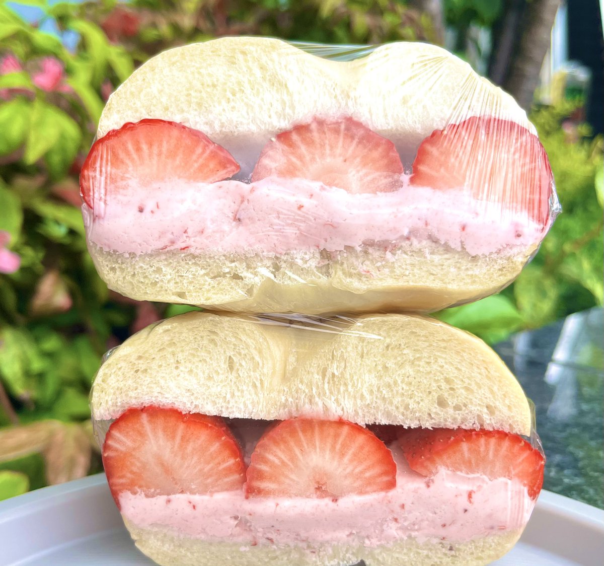 locoskitchen's tweet photo. MIYATAYABAGELビーンズ武蔵浦和店では5/8金〜5/10日で母の日限定サンドを数量限定で販売します！是非プレゼント🎁にベーグルを🍓 https://t.co/P0ATKRZ2l7