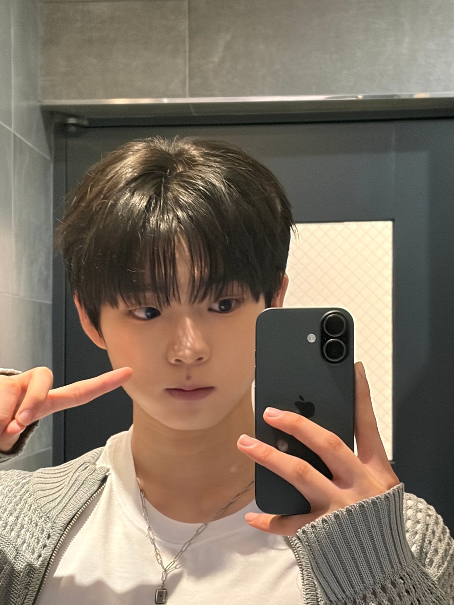 [#예찬]   
거울샷입니다😉

#TIOT #티아이오티 
#신예찬 #SHINYECHAN