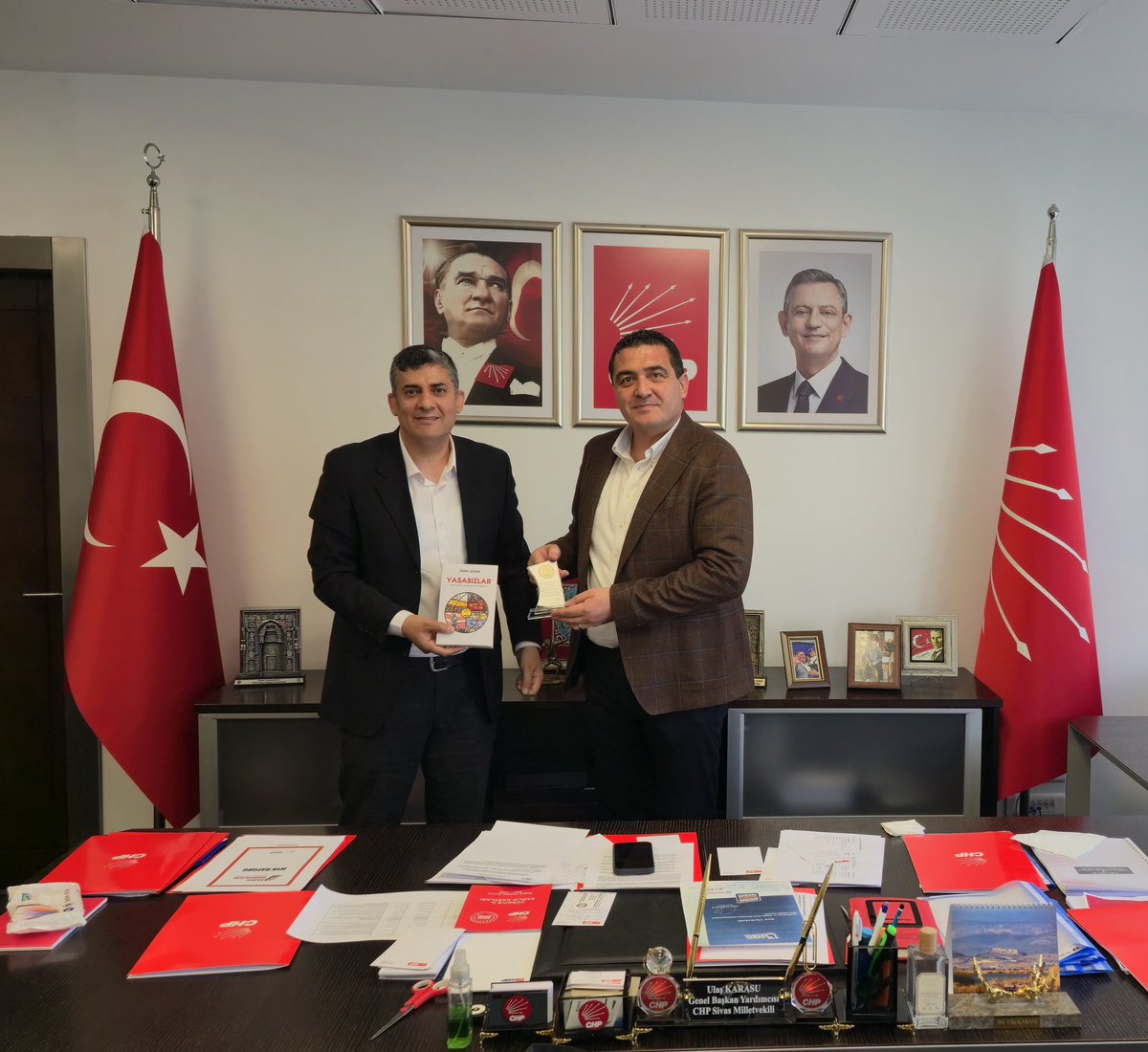ulasskarasu's tweet photo. 📍 Genel Merkezimizdeyiz!

KESK’e bağlı Haber-Sen Genel Başkanı Sayın Mesut Balcan ve beraberindeki heyeti Genel Merkezimizde ağırladık.

Kamu emekçilerinin yaşadığı sorunları; TRT’yi, PTT’yi ve haberleşme alanındaki çalışma hayatının güncel başlıklarını kapsamlı biçimde değerlendirdik.

Örgütlenme özgürlüğünün güvence altına alındığı, kamu emekçilerinin emeğinin değer gördüğü, adil ve onurlu bir çalışma hayatının hâkim olduğu bir Türkiye hedefiyle mücadelemizi sürdürüyoruz.

Kamusal yayıncılığın, haberleşme hakkının ve kamu hizmetlerinin toplum yararı temelinde güçlenmesi; demokratik bir geleceğin en önemli başlıklarından biridir.

Gelecek; emeğin hakkının korunduğu, örgütlü mücadelenin büyüdüğü,
adaletin güçlendiği bir Türkiye ile kurulacak.

Emeğin Türkiye’sini hep birlikte kuracağız.