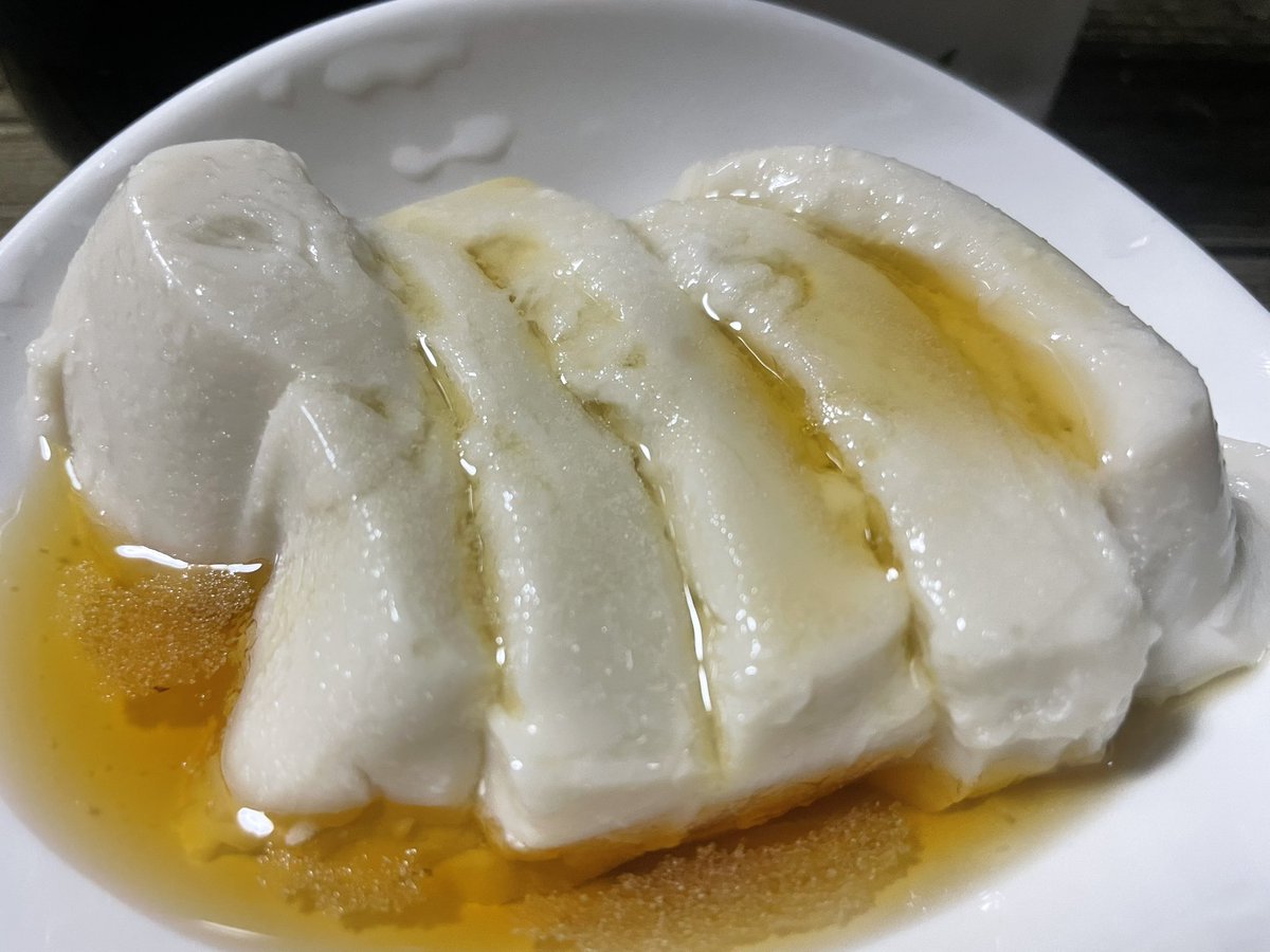 インスタで見かけたジェネリック 生レバ！

胡麻豆腐にごま油かけて塩を振ったら生レバの味わいらしいって事でやってみたら、長らく食べてないからか、本当に生レバ😳

これは良い物見つけました😋