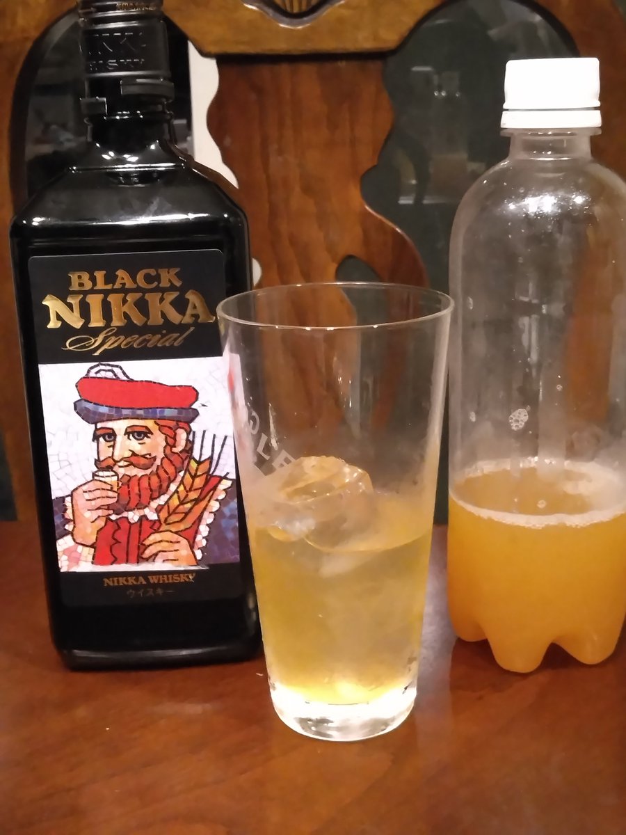 料理の話＆酒の話、セージと花山椒とモミジイチゴ。

1)挽肉をたくさん買ったので、セージでアメリカンソーセージ、花山椒でジャパニーズソーセージを作る。

2)成形して焼いて、

3)やはりセージの方が美味。花山椒はもっと量が要る。

4)食後酒はウイスキーとモミジイチゴシロップで自家製カクテル。