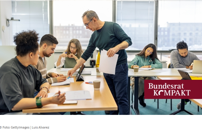 bundesrat's tweet photo. Die Länder fordern die #Bundesregierung auf, den Zulassungsstopp für #Integrationskurse, den das #BAMF erlassen hat, zurückzunehmen. Der #Bundesrat fasste heute eine entsprechende #Entschließung #BundesratKOMPAKT https://t.co/bhjH7NV8HP https://t.co/yLuKvOKbLS