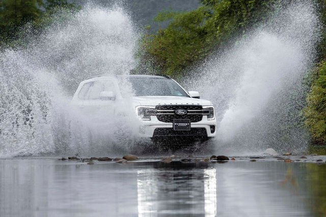 VietNewsGateway's tweet photo. Ford Vietnam has officially unveiled the upgraded 2026 Ford Everest line-up featuring five variants, priced between VND1.129 billion (US$43,050) and VND1.629 billion ($61,980).

Full report: https://t.co/pezuVixlf8 https://t.co/JTo5y3IJex