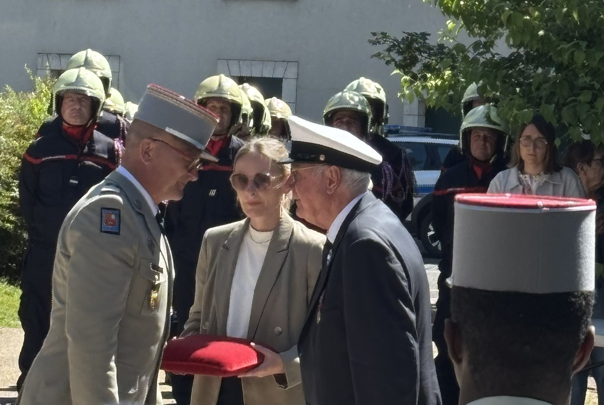 DaugeValerie's tweet photo. Honorée de représenter le @departement86 aux cérémonies du #8mai1945 à Châtellerault, présidées par la sous-préfète Judicaële Ruby 🇫🇷
Un hommage poignant à nos héros de la Résistance. Le devoir de mémoire est essentiel, sa transmission aux jeunes générations l'est tout autant ! https://t.co/j8NjwaCp5x