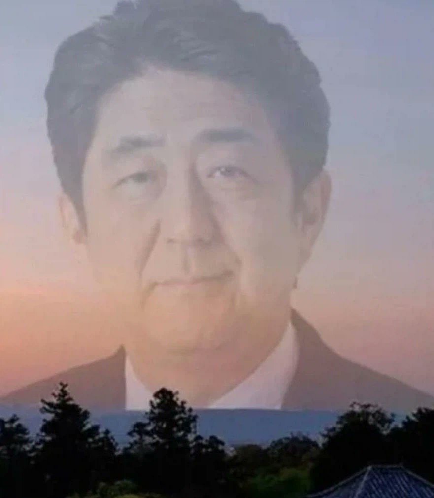 한국 반도체 업체 공급망을 다 박살내버려서, 이제 반도체 호황의 과실을 일본 업체들과 나눌 수 없게 되었네.

정작 그 대형사고를 친 장본인은 요새 뭐하는지, 정말 죽은 듯이 조용하긴 하다만...