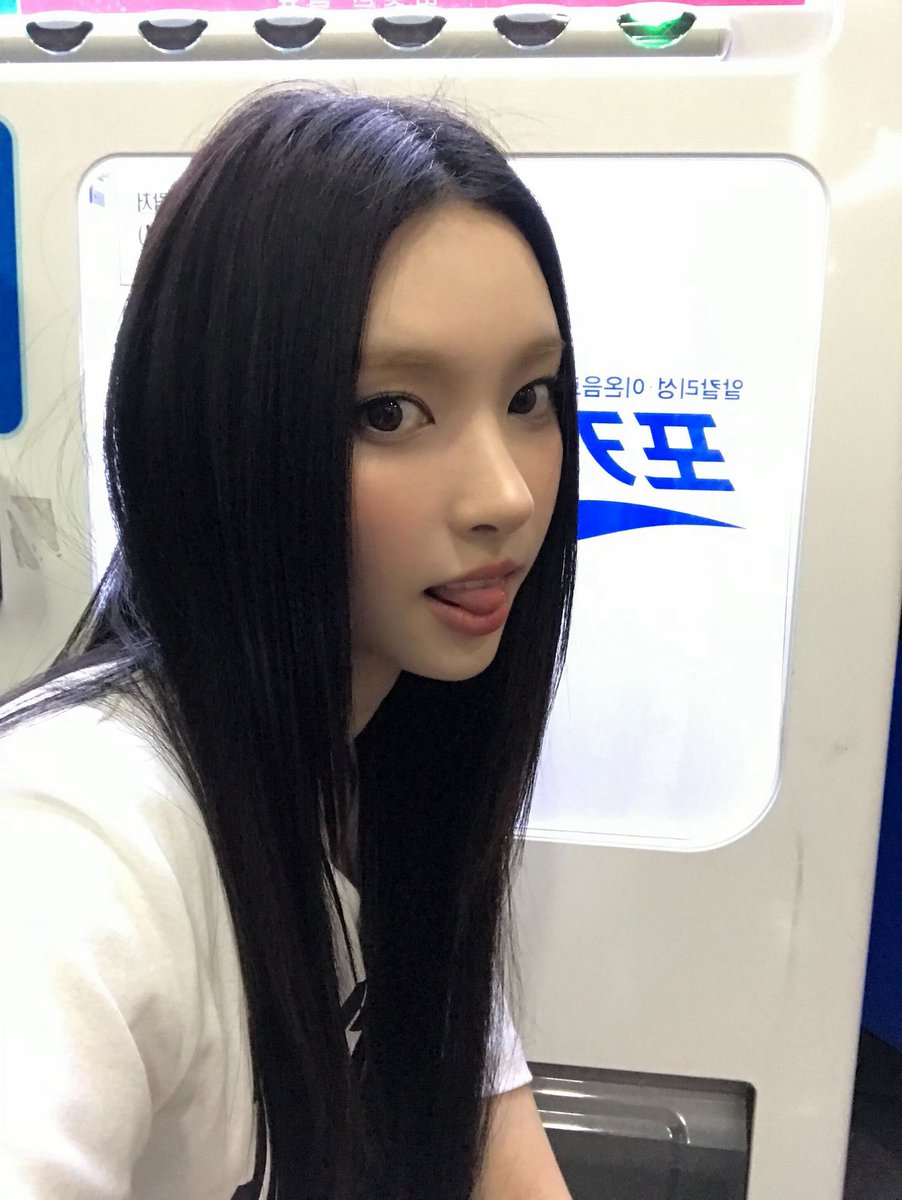 illitweverse's tweet photo. 🌟 #YUNAH | 260508

🐆 : Today's selfie~🤳

#ILLIT #아일릿 @ILLIT_official @ILLIT_twt https://t.co/ifyjQnOluL