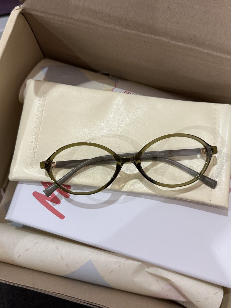 lallacuteness's tweet photo. ส่งต่อค่า mirr
รุ่น mirr.25 sugarie shades ( banoffee / ลายกระ ) 370 รส
รุ่น mirr.09 tiny gaze ( mantis / สีเขียว ) 390 รส
ลองครั้งเดียว ทรงไม่เข้ากับหน้า เพิ่งได้ของวันนี้เลยงับ
#ส่งต่อ #ส่งต่อเสื้อผ้า #ส่งต่อแว่น #แว่นmirr #mirr #แว่น #แว่นมือสอง #ตลาดนัดส่งต่อ #เสื้อผ้า https://t.co/OiBPV66icC