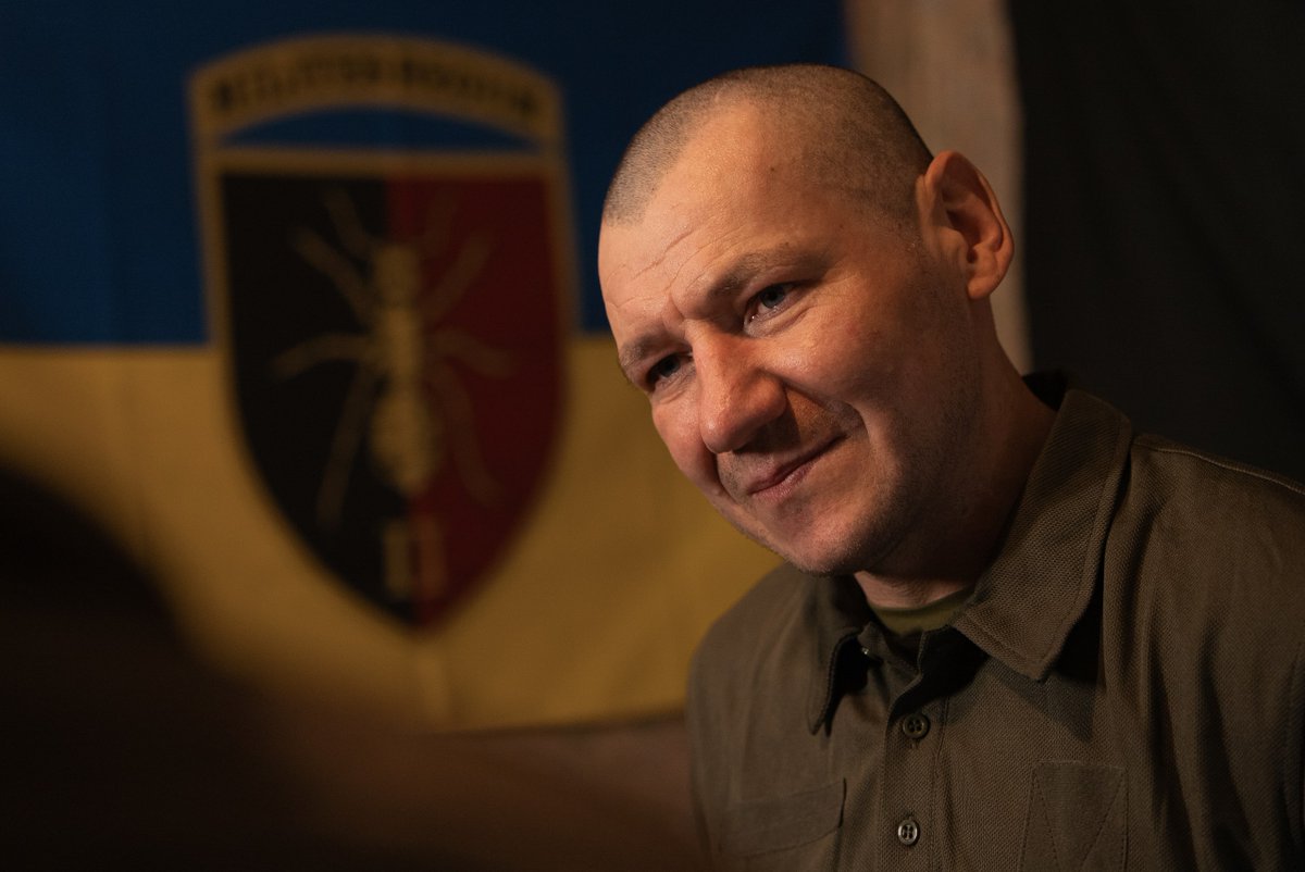 24th_brigade's tweet photo. 346 днів на позиції. 23 знищених окупанти. 6 взятих у полон.

Це історія Сергія Криніцького на позивний «Сєронька» - піхотинця 2 механізованого батальйону 24 ОМБр імені короля Данила, якому присвоєно звання Героя України.

Сергій обороняв одну з передових позицій у Часовому Яру. Постійні штурми, стрілецькі бої, дрони, спроби ворога підійти впритул.

«Коли доходило до зіткнення - не було думки тікати. Була думка: встояти, втримати позицію і вижити», - згадує він.

Під час одного зі штурмів до позиції наблизилися дев’ятеро окупантів. Двох Сергій знищив впритул. Ще сімох - ліквідував у взаємодії з побратимами.

«Спочатку тіла противника складав біля позиції. Потім стало занадто багато - почав прикопувати. Щоб противник по скупченню своїх загиблих не зрозумів, де я сиджу», - говорить Сергій.

Ротація довгий час була майже неможливою: підходи перекривали ворожі дрони. Водночас й втратити позицію не можна було - від неї залежала стійкість сусідніх рубежів.

Так він вистояв 346 днів. Сам рубіж тримався 400 днів.

За цей час Сергій очолив відбиття щонайменше шести штурмів переважаючих сил противника. Без прориву оборони на ділянці.

Сам «Сєронька» каже просто: піхотинець у цій війні має контролювати все - 360 градусів навколо, небо, землю, рацію. І довіряти інтуїції.

З позиції його вивели за сприятливої погоди, коли утримувати її далі стало недоцільно. Перед виходом Сергій знищив усе, щоб укриття не дісталося ворогу.

Зараз він проходить лікування. Після реабілітації планує повернутися до служби й передавати досвід тим, хто тільки заходить на передову.

Після виходу з позиції Сергія нагородили відзнакою Президента України «За оборону України» та першою відзнакою бригади - «Пам’ятний нагрудний знак військової частини» під номером 001.

Указом Президента України №362/2026 від 5 травня 2026 року, старшому солдату Сергію Криніцькому присвоєно звання Героя України з врученням ордена «Золота Зірка».

Ми пишаємося такими людьми. Тими, хто у найважчий момент залишається відданим своїм переконанням, працює в надскладних умовах і виконує бойові завдання.

Саме завдяки таким воїнам Україна продовжує стояти.

Боремось!