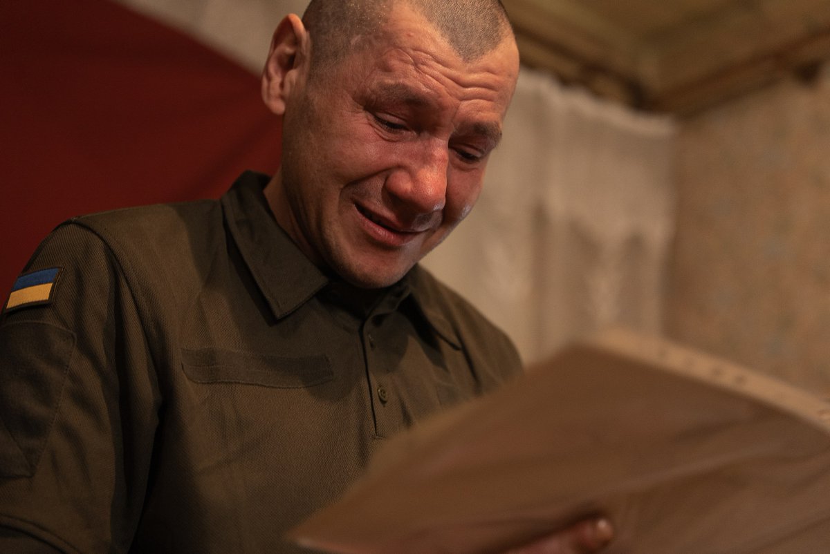 24th_brigade's tweet photo. 346 днів на позиції. 23 знищених окупанти. 6 взятих у полон.

Це історія Сергія Криніцького на позивний «Сєронька» - піхотинця 2 механізованого батальйону 24 ОМБр імені короля Данила, якому присвоєно звання Героя України.

Сергій обороняв одну з передових позицій у Часовому Яру. Постійні штурми, стрілецькі бої, дрони, спроби ворога підійти впритул.

«Коли доходило до зіткнення - не було думки тікати. Була думка: встояти, втримати позицію і вижити», - згадує він.

Під час одного зі штурмів до позиції наблизилися дев’ятеро окупантів. Двох Сергій знищив впритул. Ще сімох - ліквідував у взаємодії з побратимами.

«Спочатку тіла противника складав біля позиції. Потім стало занадто багато - почав прикопувати. Щоб противник по скупченню своїх загиблих не зрозумів, де я сиджу», - говорить Сергій.

Ротація довгий час була майже неможливою: підходи перекривали ворожі дрони. Водночас й втратити позицію не можна було - від неї залежала стійкість сусідніх рубежів.

Так він вистояв 346 днів. Сам рубіж тримався 400 днів.

За цей час Сергій очолив відбиття щонайменше шести штурмів переважаючих сил противника. Без прориву оборони на ділянці.

Сам «Сєронька» каже просто: піхотинець у цій війні має контролювати все - 360 градусів навколо, небо, землю, рацію. І довіряти інтуїції.

З позиції його вивели за сприятливої погоди, коли утримувати її далі стало недоцільно. Перед виходом Сергій знищив усе, щоб укриття не дісталося ворогу.

Зараз він проходить лікування. Після реабілітації планує повернутися до служби й передавати досвід тим, хто тільки заходить на передову.

Після виходу з позиції Сергія нагородили відзнакою Президента України «За оборону України» та першою відзнакою бригади - «Пам’ятний нагрудний знак військової частини» під номером 001.

Указом Президента України №362/2026 від 5 травня 2026 року, старшому солдату Сергію Криніцькому присвоєно звання Героя України з врученням ордена «Золота Зірка».

Ми пишаємося такими людьми. Тими, хто у найважчий момент залишається відданим своїм переконанням, працює в надскладних умовах і виконує бойові завдання.

Саме завдяки таким воїнам Україна продовжує стояти.

Боремось!