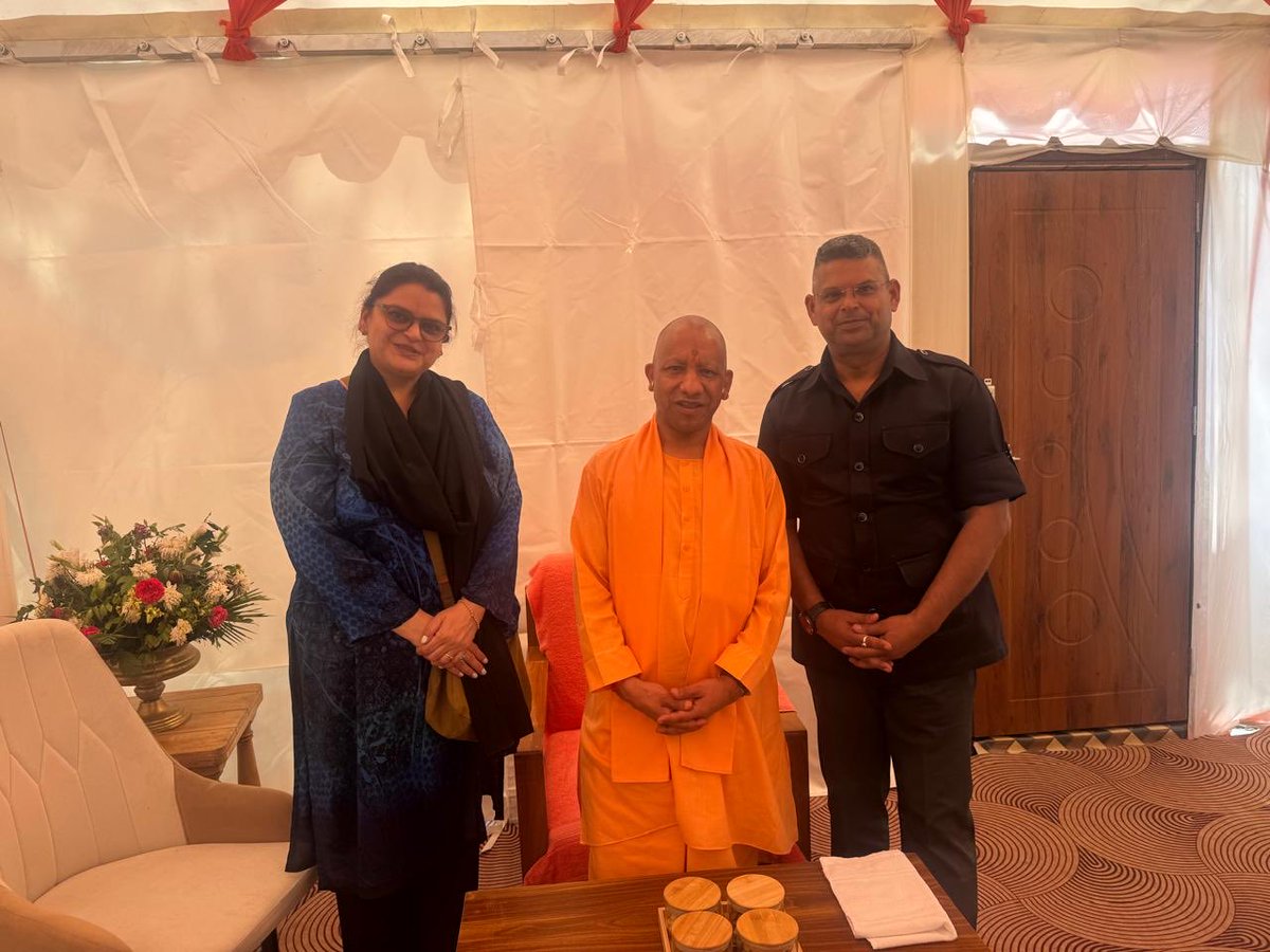 AdvaitaKala's tweet photo. Always a pleasure and always inspiring to meet CM Yogi - this time in his village Penchur, Uttarakhand https://t.co/NgM5TYVhBV
