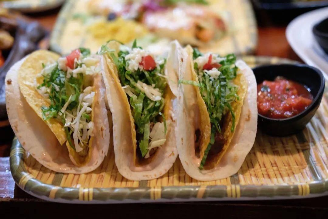 PastreToni's tweet photo. " Spicy Mango Shrimp Tacos  Fresh grilled shrimp tossed in chili-lime sauce, layered with mango salsa, pickled red onions, and cotija cheese. Tangy, sweet, and so satisfying—your new taco Tuesday obsession!  #MexicanFood #TacoLovers" https://t.co/tmOWydtM2q