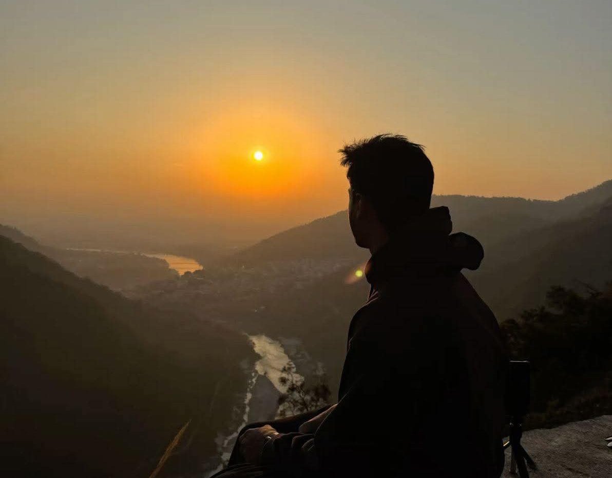 "हर वो चीज़ जिसकी वजह से आप मुस्कुरा लेते हैं,
 वो राज ही रहे तो बेहतर हैं..