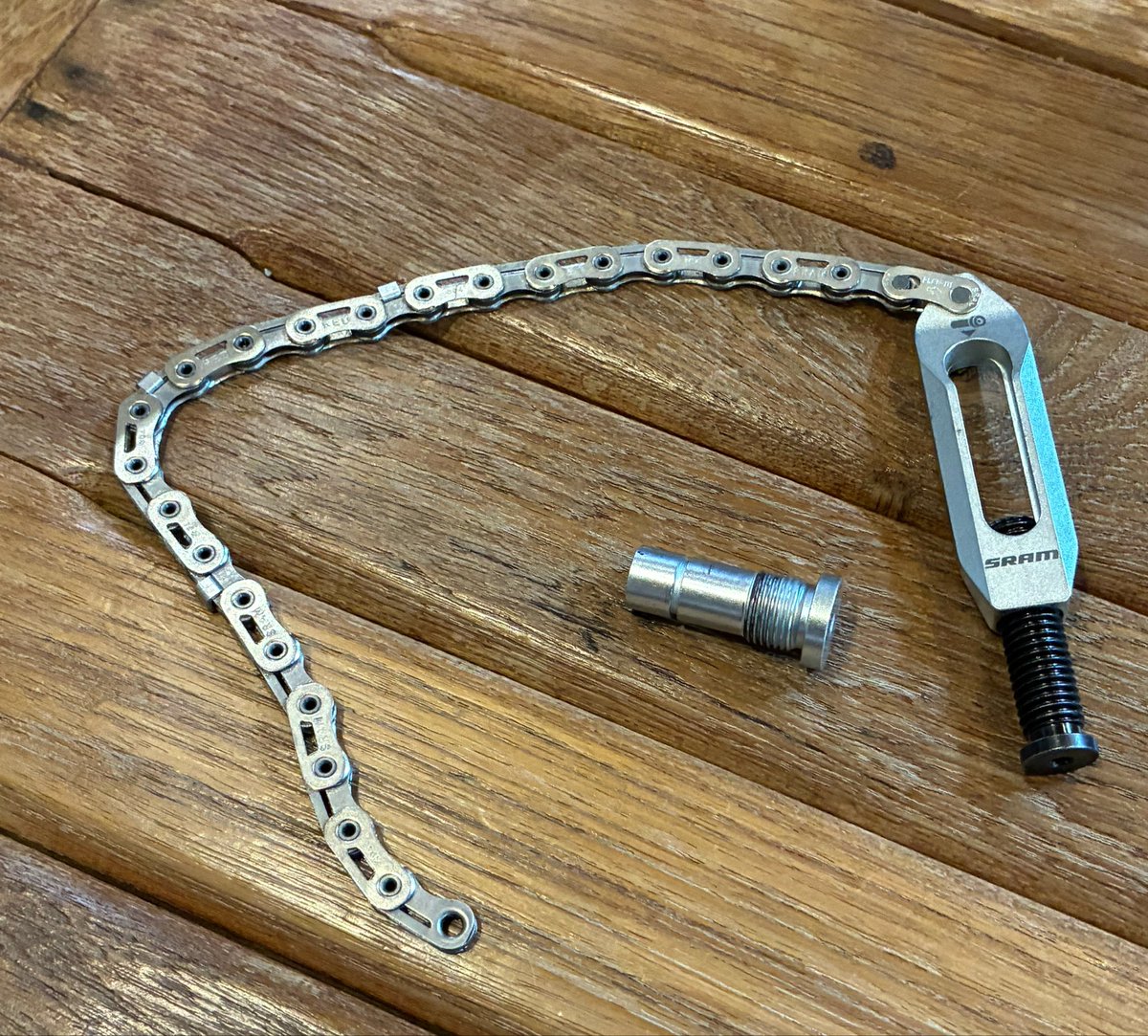 コレが専用工具。 まだ買う勇気が出ず代理店さんにお借りしました