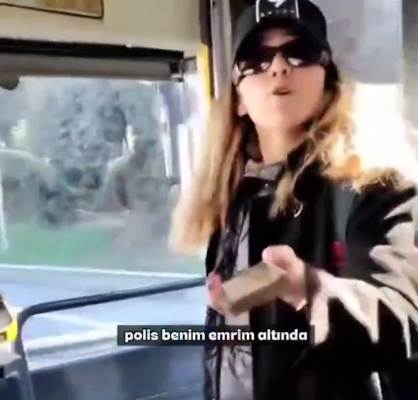 darkwebhaber's tweet photo. Savcıyım diyerek yolculara hakaret eden kadın tahliye edildi.

Şahsın savunması:

Polislerden ve herkesten özür diliyorum. Hiçbir şekilde tesettürlü insanlara olumsuz bir söylemde bulunmadım. 

Yobaz kelimesini küfür olarak söylemedim. Müştekiden ve herkesten özür diliyorum. 

Tekrardan cezaevine dönmek istemiyorum. Beraatımı ve tahliyemi talep ediyorum.