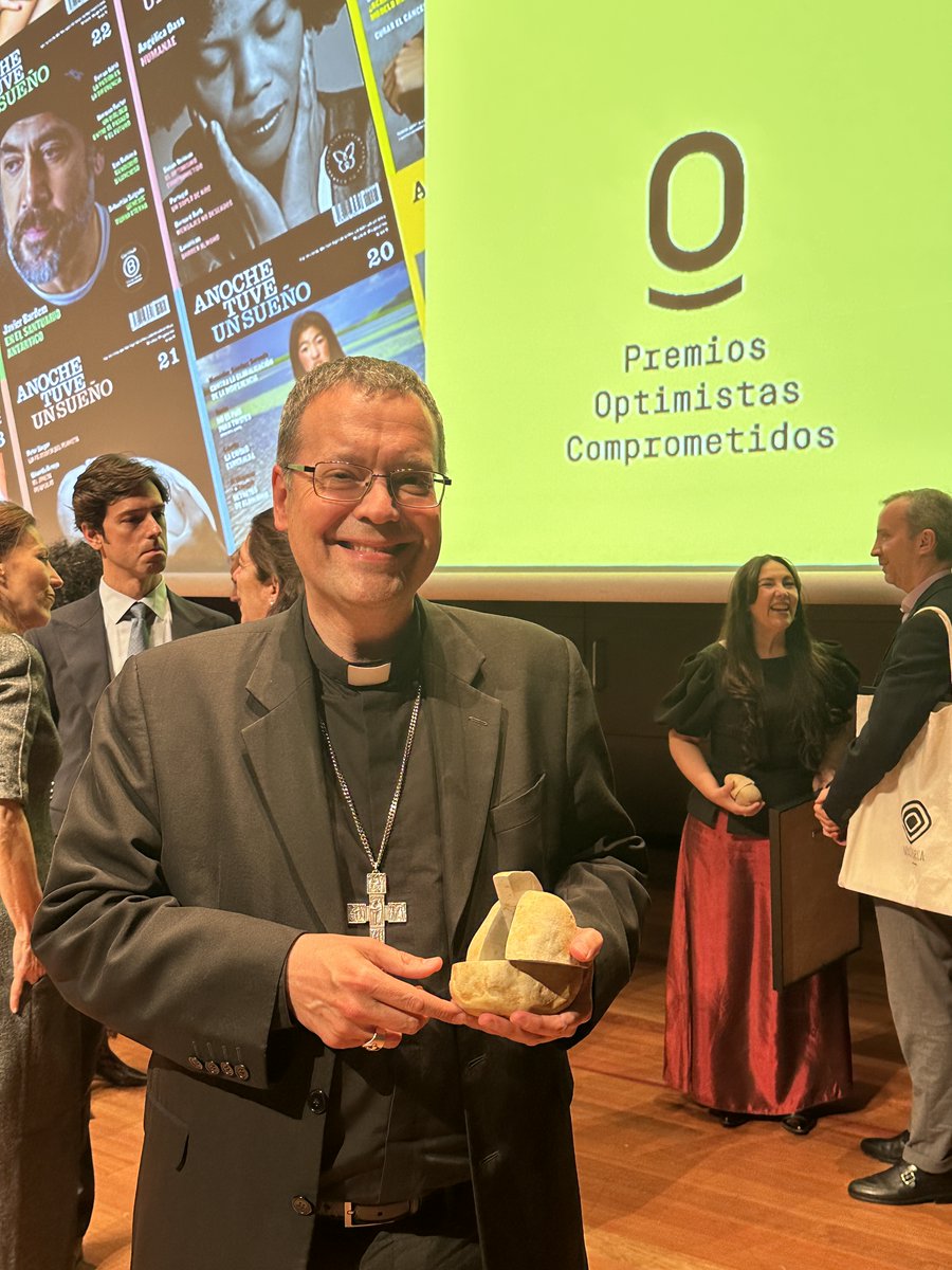 Las_Edades's tweet photo. El presidente de @Las_Edades, Mons. @jesusvidalch recogía en anoche en el Museo Reina Sofía de Madrid el Premio 'Optimistas Comprometidos' en la categoría de cultura, ortogado a por @ATUSmag a la labor de la Fundación con el patrimonio. https://t.co/3bonzt6mFu