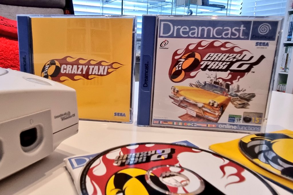 Retro_Labrat's tweet photo. 🚕💨 Crazy Taxi 1 &amp; 2 on Dreamcast — absolute legends 💛 🤍
Just pure arcade adrenaline: smashing through traffic, sick drifts, killer soundtrack, and the timer breathing down your neck.
Still the most fun you can have in a taxi?
#CrazyTaxi #Dreamcast #Sega https://t.co/s4U8QnSLPd
