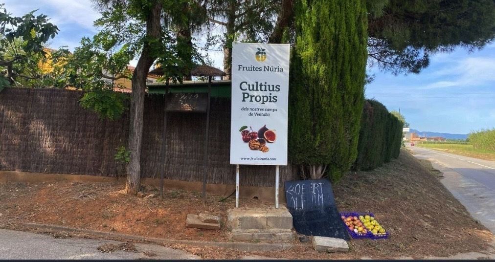 Multa de 10.000 € a un agricultor por un cartel anunciando su fruta en la carretera 
 El tío pone dos cajas con la fruta tocada para vender entre la gente del pueblo.

Una multa de 20.000 € por vender fruta “fea” o de segunda categoría a vecinos del pueblo, algo tradicional