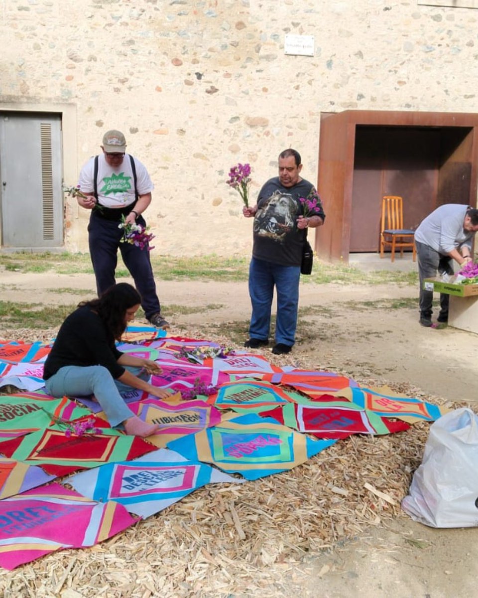 Ass_fsmental's tweet photo. 🌸 Manta de drets 🌸

Com cada any, el Club Social El Cercle  participa a Girona Temps de Flors. Aquest any ho fem amb Manta de drets,  una peça col·lectiva que estem acabant de muntar a Can Ninetes.

#TempsDeFlors #CanNinetes #DretsHumans #Girona https://t.co/VpFxs8sco6