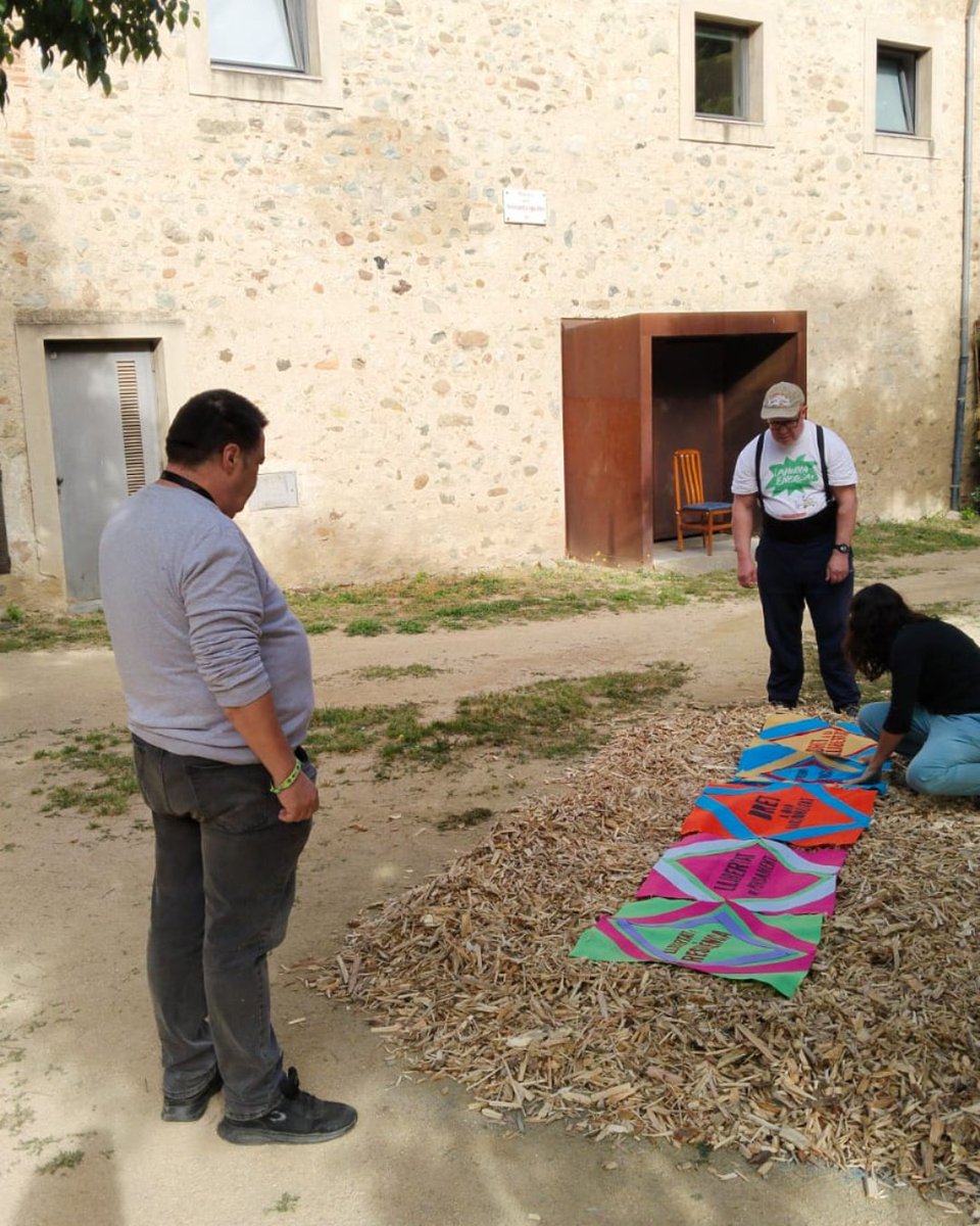 Ass_fsmental's tweet photo. 🌸 Manta de drets 🌸

Com cada any, el Club Social El Cercle  participa a Girona Temps de Flors. Aquest any ho fem amb Manta de drets,  una peça col·lectiva que estem acabant de muntar a Can Ninetes.

#TempsDeFlors #CanNinetes #DretsHumans #Girona https://t.co/VpFxs8sco6