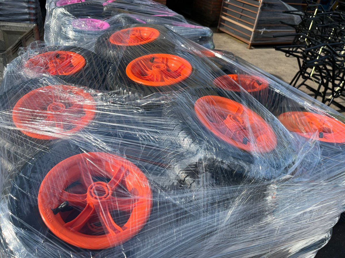 threewaypress's tweet photo. We don’t just produce a wide range of wheelbarrows, we also manufacture our own wheel centres!

Each wheel is inflated during the moulding cycle, meaning they’re pumped up and ready long before they’re fitted to a barrow. 

Check out the fantastic range of colours we offer! 🎨 https://t.co/5o2xngZTxm