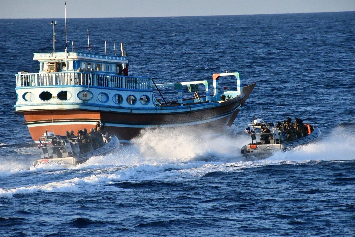 Une nouvelle opération réussie en mer contre le narcotrafic. 1600 kg de stupéfiants saisis par la @Marinenationale en Océan Indien.
 
Conduite sous l'autorité du préfet de la Réunion et en coordination étroite avec les autorités judiciaires, cette mission illustre la contribution
