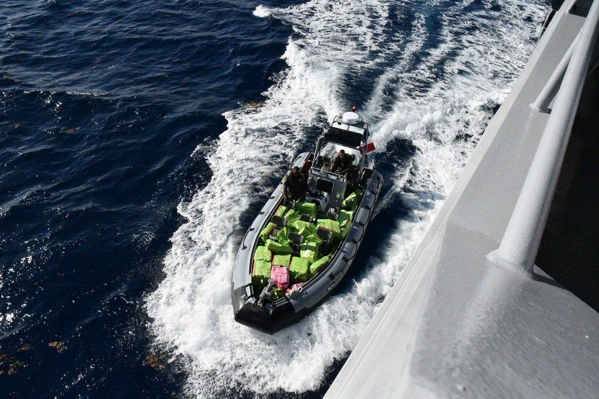 CaVautrin's tweet photo. Une nouvelle opération réussie en mer contre le narcotrafic. 1600 kg de stupéfiants saisis par la @Marinenationale en Océan Indien.
 
Conduite sous l'autorité du préfet de la Réunion et en coordination étroite avec les autorités judiciaires, cette mission illustre la contribution régulière des armées françaises dans la lutte contre le trafic de stupéfiant en haute-mer.