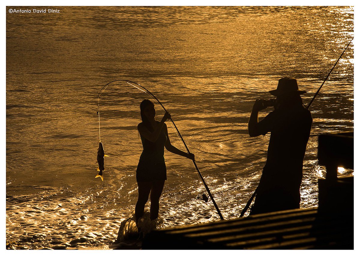 antoniodavidjp's tweet photo. Sexta-feira com poesia visual. 
O pôr do sol e a pose em silhueta transformam o retrato em uma cena poética, onde luz e sombra desenham a emoção do instante. https://t.co/YQANSE5pRZ