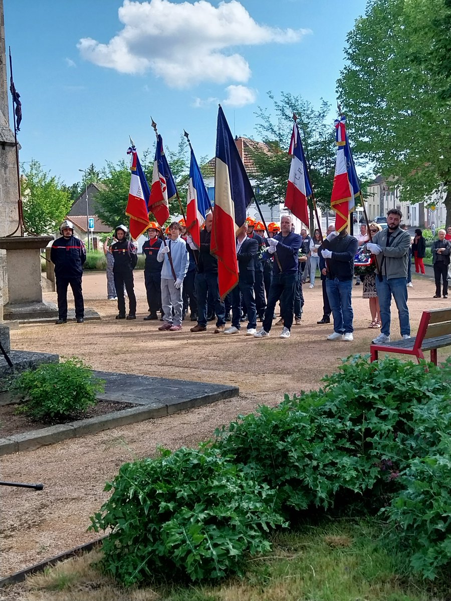 MartineCONORD's tweet photo. Commémoration Durdat-Larequille @Allierdpt 
#8mai2026 
#Mémoire
🙏 #CATM #Matteo #JSP @Amicalespneris #LPAMontluçonLarequille #classedéfense
@RajewskiMarina @Pompiers03 https://t.co/MPYyz3WHzM