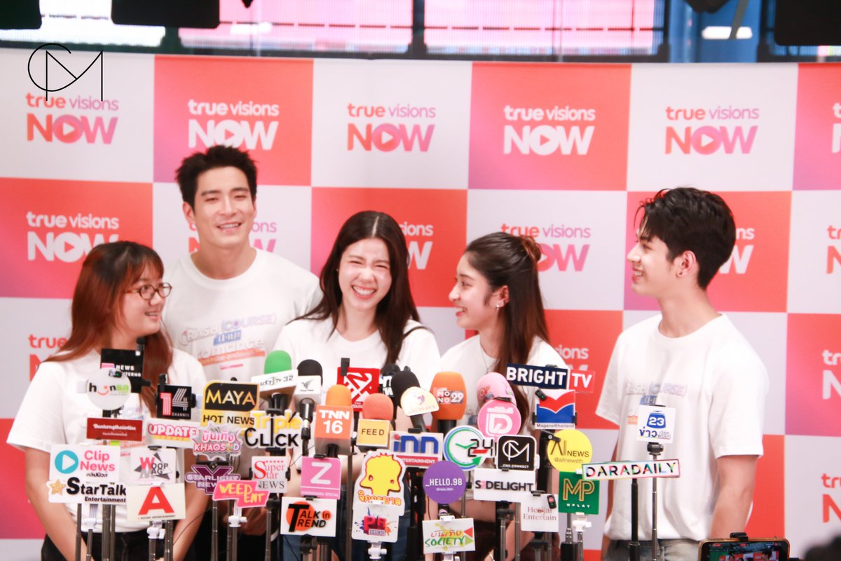 CM2Connect's tweet photo. “อาเล็ก - เอสเธอร์, วันใหม่, ภูมิใจ และ เปา” จากซีรีส์ “Crash Course in Romance คอร์ส(ลัด)สูตรโรแมนซ์” ช่วงสัมภาษณ์สื่อ
#อาเล็กธีรเดช #เอสเธอร์
#วันใหม่ #ภูมิใจศศิชา
#Paopichitchai
#CrashCourseInRomanceTH
#คอร์สลัดสูตรโรแมนซ์
#TrueVisionsOriginal https://t.co/LExhtjrlSO