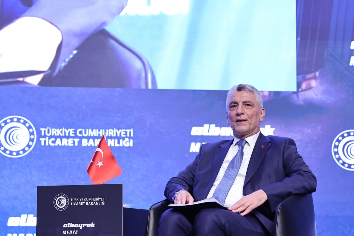 BurhanOzdemirTR's tweet photo. Bugün, Albayrak Medya tarafından İstanbul Finans Merkezi’nde T.C. Ticaret Bakanımız Sayın Prof. Dr. Ömer Bolat’ın (@OmerBolatTR) teşrifleriyle düzenlenen “Ticarette Türkiye Yüzyılı Zirvesi” programına katıldık.

Küresel ticaretin yeniden şekillendiği bir dönemde; Türkiye’nin üretim gücünü, ihracat vizyonunu, lojistik avantajlarını ve ticaretteki stratejik konumunu değerlendirme imkânı bulduk. İş dünyamızın; verimlilik, teknoloji, yüksek katma değerli üretim ve yeni pazarlara erişim odağında yoluna kararlılıkla devam edeceğine olan inancımızı bir kez daha vurguladık.

Ülkemizin ticaret hayatına katkı sunan bu kıymetli organizasyon için Albayrak Medya Grubu Genel Müdürü Sayın Abdullah Hanönü’ne, değerli yöneticilere, ev sahipliği için Halkbank Genel Müdürü Sayın Recep Süleyman Özdil’e ve emeği geçen herkese teşekkür ediyorum. 

@AlbayrakMedya
