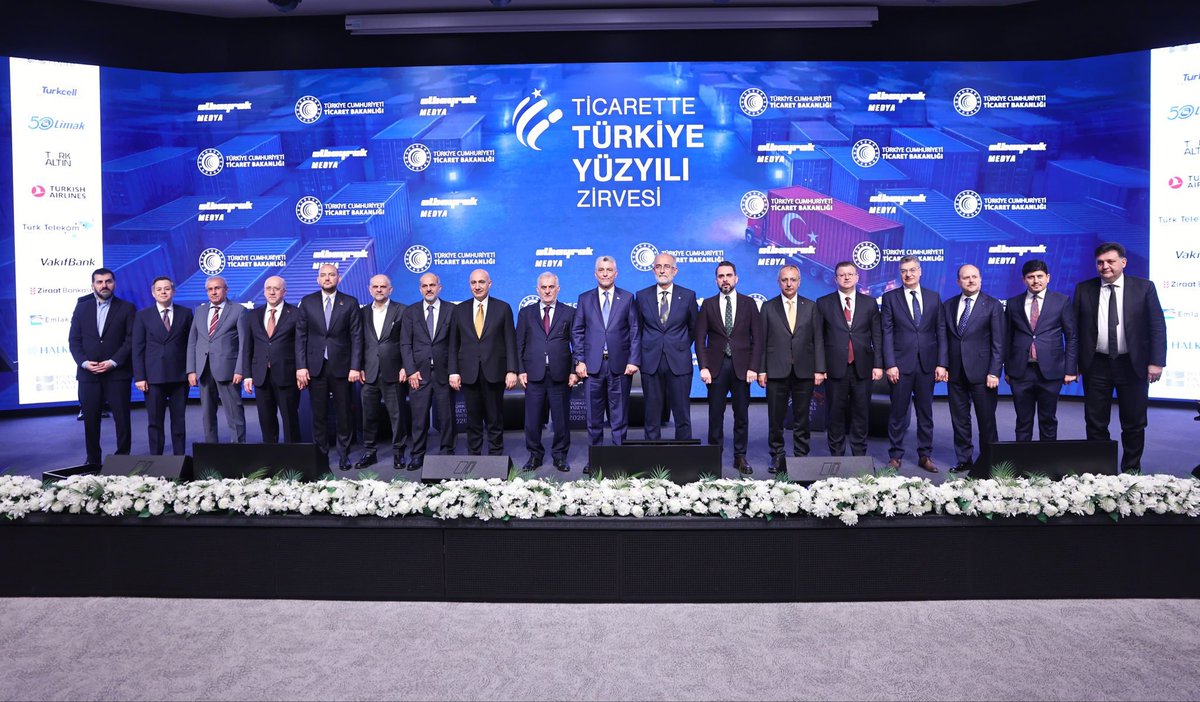 BurhanOzdemirTR's tweet photo. Bugün, Albayrak Medya tarafından İstanbul Finans Merkezi’nde T.C. Ticaret Bakanımız Sayın Prof. Dr. Ömer Bolat’ın (@OmerBolatTR) teşrifleriyle düzenlenen “Ticarette Türkiye Yüzyılı Zirvesi” programına katıldık.

Küresel ticaretin yeniden şekillendiği bir dönemde; Türkiye’nin üretim gücünü, ihracat vizyonunu, lojistik avantajlarını ve ticaretteki stratejik konumunu değerlendirme imkânı bulduk. İş dünyamızın; verimlilik, teknoloji, yüksek katma değerli üretim ve yeni pazarlara erişim odağında yoluna kararlılıkla devam edeceğine olan inancımızı bir kez daha vurguladık.

Ülkemizin ticaret hayatına katkı sunan bu kıymetli organizasyon için Albayrak Medya Grubu Genel Müdürü Sayın Abdullah Hanönü’ne, değerli yöneticilere, ev sahipliği için Halkbank Genel Müdürü Sayın Recep Süleyman Özdil’e ve emeği geçen herkese teşekkür ediyorum. 

@AlbayrakMedya