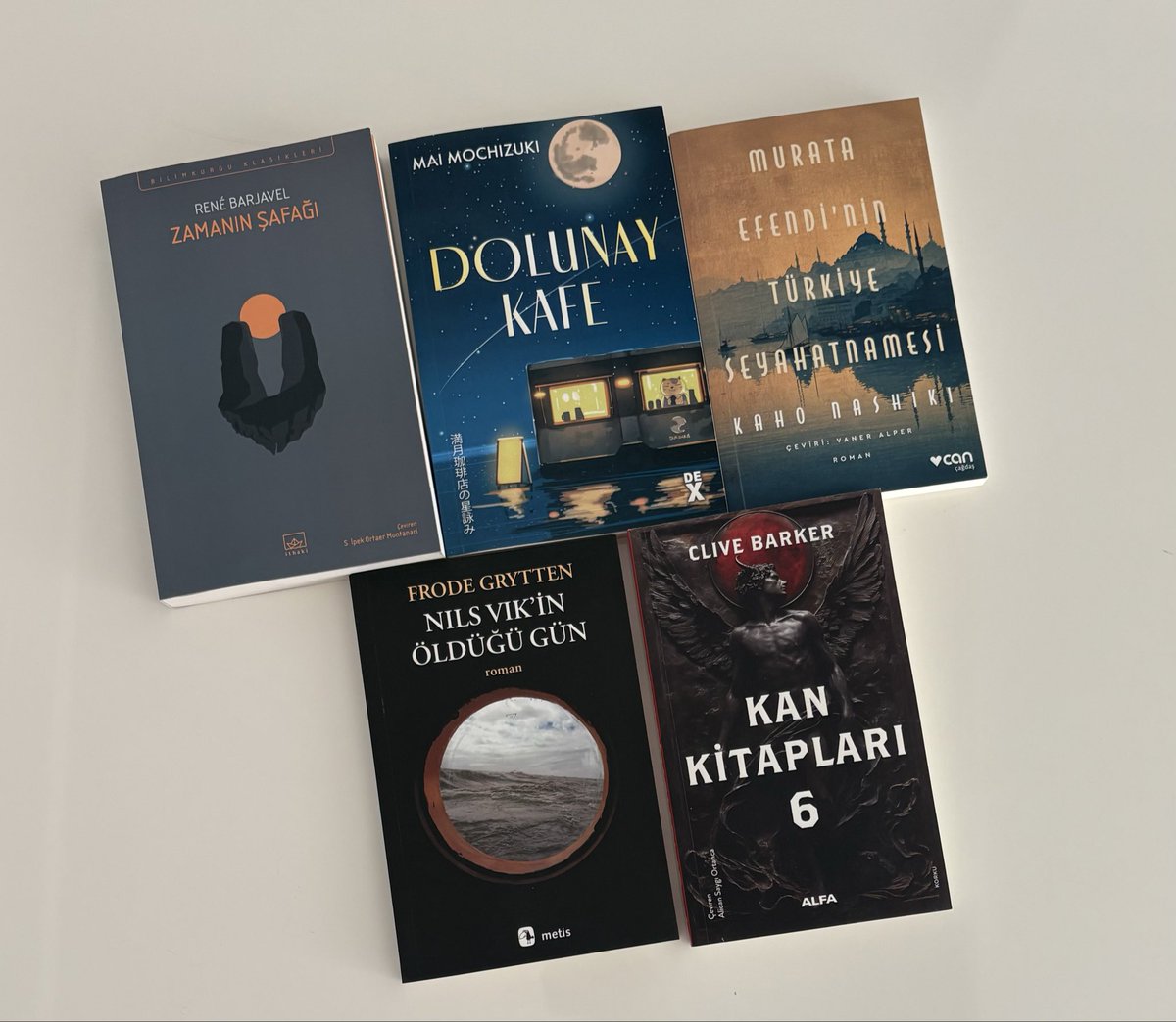silvermask1's tweet photo. Günaydın, taze geldiler.📚☕️ https://t.co/kYNYjntpIp