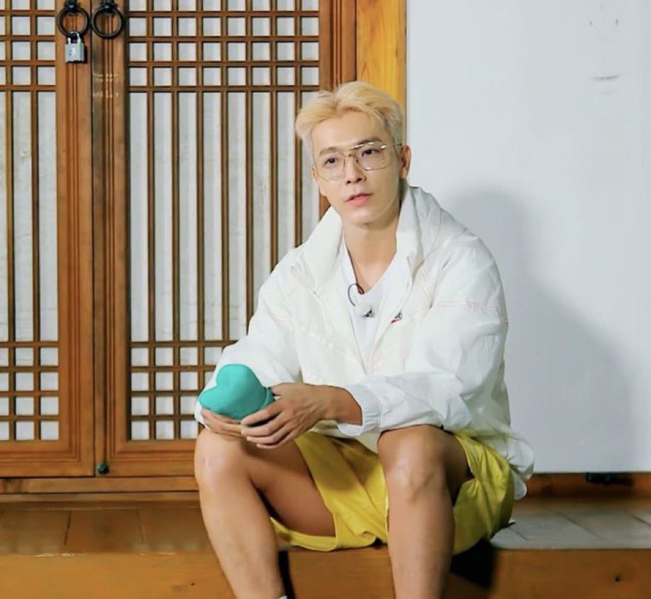 whitemoon404's tweet photo. 🐯🐶🐰님들 허벅지 좀 가려주세요 https://t.co/DrpZr4IcHT