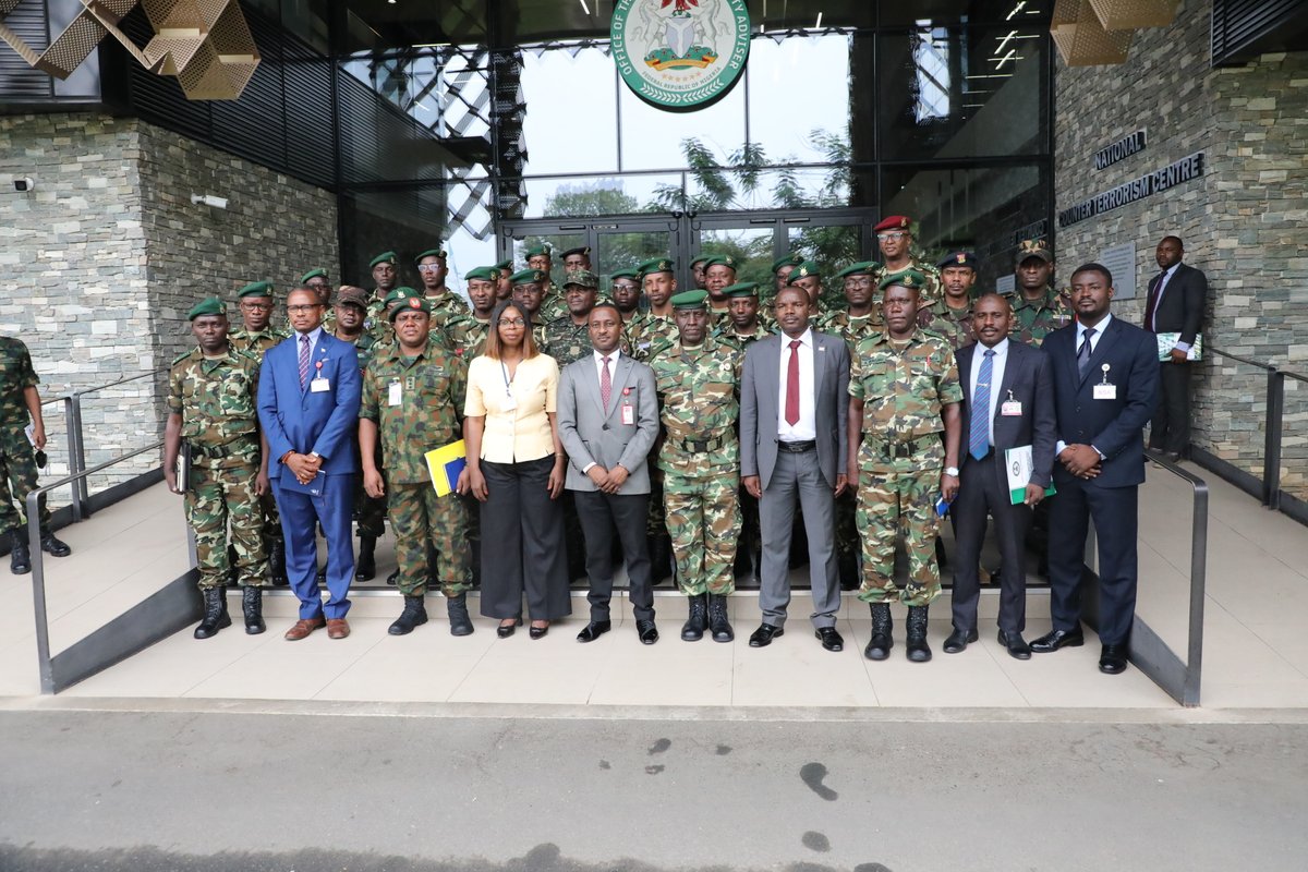 BurundiWest's tweet photo. 2/2 Cette délégation burundaise a visité pas mal d’institutions publiques nigérianes surtout du domaine militaire, sans oublier la chancellerie de l’Ambassade du Burundi à Abuja.

@NtareHouse
@MAEBurundi
@nctconsa https://t.co/A5tsSG7xxd