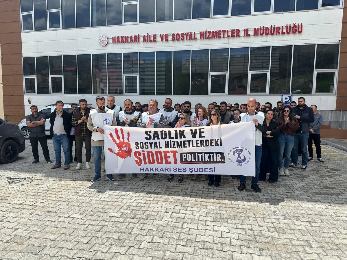 sesgenelmerkezi's tweet photo. "Bir Sosyal Hizmet Emekçisi; Bir Psikolog Ölümden Döndü. Sorumlusu; Antidemokratik Yönetim Anlayışında Israr Edenler, Çalışma Hakkı ve Yaşam Hakkımızı Yok Sayanlardır" başlığıyla tüm illerde Aile ve Sosyal Hizmetler İl Müdürlükleri önünde basın açıklamaları gerçekleştirdik.

🚩Mersin
🚩Van
🚩Hakkari
🚩Sinop