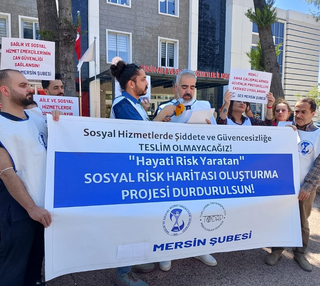 sesgenelmerkezi's tweet photo. "Bir Sosyal Hizmet Emekçisi; Bir Psikolog Ölümden Döndü. Sorumlusu; Antidemokratik Yönetim Anlayışında Israr Edenler, Çalışma Hakkı ve Yaşam Hakkımızı Yok Sayanlardır" başlığıyla tüm illerde Aile ve Sosyal Hizmetler İl Müdürlükleri önünde basın açıklamaları gerçekleştirdik.

🚩Mersin
🚩Van
🚩Hakkari
🚩Sinop