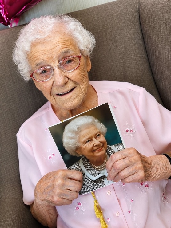 【話題】「105歳の誕生日にタトゥー入りの消防士を呼んで」おばあちゃんの願いが斜め上すぎると話題に

■🇬🇧アイビーさん（105）
・毎年誕生日に無理難題をリクエストする名物おばあちゃん
・105歳の希望は「ガチムチでタトゥーのある消防士にケーキを届けてほしい」