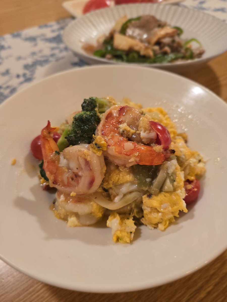 中華屋に行くと、つい頼んでしまう海老と玉子炒め。
あの味を思い出しながら、自宅で再現。
·····今夜は飲ませてください。