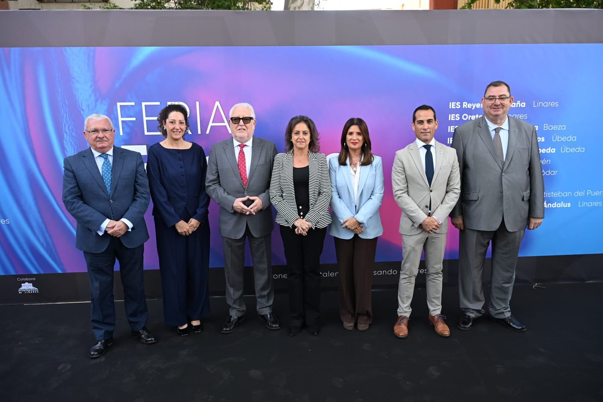 LinaGarcia_AND's tweet photo. Asisto en #Linares a la Feria de Formación Profesional #FPpyme de la @CamaraLinares junto a la alcaldesa @auxidelolmo.
El impulso de una FP dual conectada con las necesidades reales de nuestras empresas garantiza oportunidades laborales a nuestros jóvenes. https://t.co/PBEWfBu9rE
