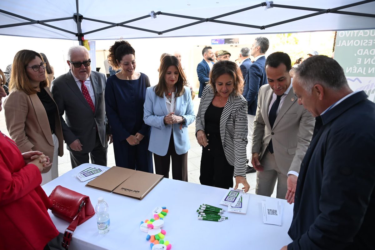 LinaGarcia_AND's tweet photo. Asisto en #Linares a la Feria de Formación Profesional #FPpyme de la @CamaraLinares junto a la alcaldesa @auxidelolmo.
El impulso de una FP dual conectada con las necesidades reales de nuestras empresas garantiza oportunidades laborales a nuestros jóvenes. https://t.co/PBEWfBu9rE